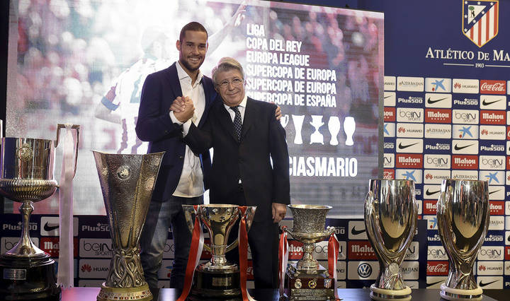 Imagen del Jugador con Enrique Cerezo, Presidente del Atlético de Madrid durante el homenaje al jugador
