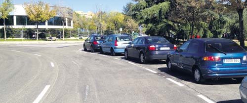 Un año aparcando en las rotondas de Arroyo de la Vega