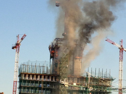 Espectacular incendio del futuro centro del BBV en 'Las Tablas'