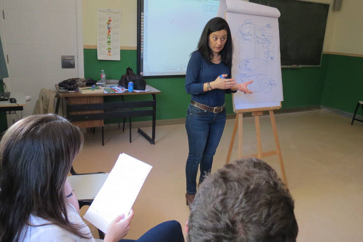 En la imagen, Anna Rojas dando una de sesión de Inteligencia Emocional al profesorado de Los Sauces