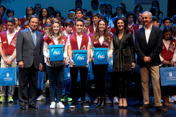 Imagen de los tres becados por sus excelentes resultados académico/deportivos