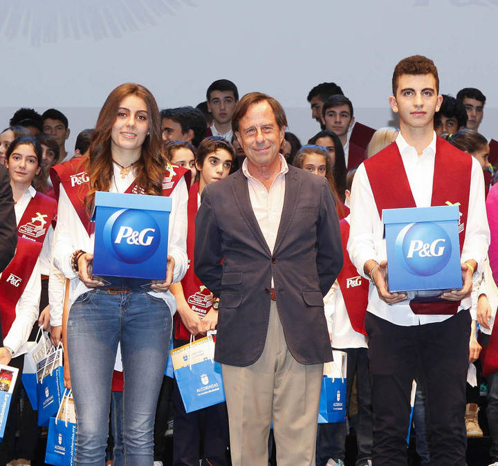 FUNDAL entrega sus Becas a 100 jóvenes deportistas