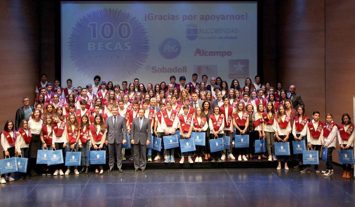 Imagen de los 100 jóvenes deportistas becados por la Fundación Deporte Alcobendas en 2017