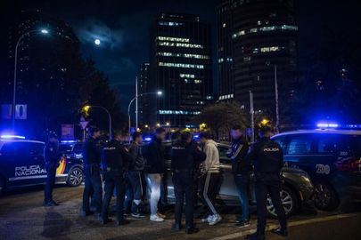 Detenidos en Alcobendas cinco sospechosos con 44 móviles robados en el maletero de un coche