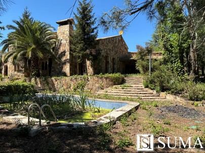 Venta de chalet independiente de estilo rustico en la Moraleja