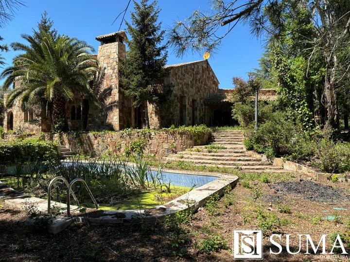 Venta de chalet independiente de estilo rustico en la Moraleja