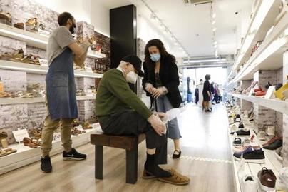 La Comunidad de Madrid recupera el pulso con la apertura de tiendas: "Es muy pronto para que haya tanta gente"