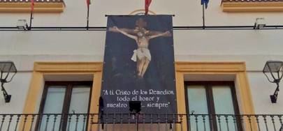 Podemos Sanse pide la retirada de la banderola del Cristo de la fachada del Ayuntamiento