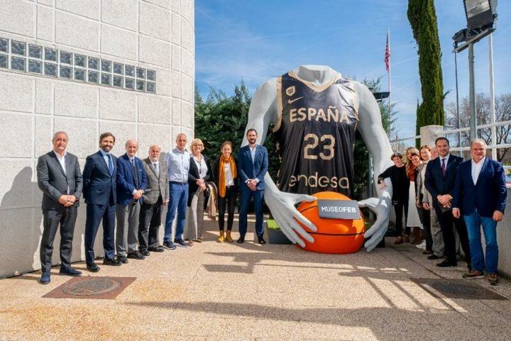 Jorge Garbajosa presenta la camiseta del centenario en el Museo FEB en Alcobendas