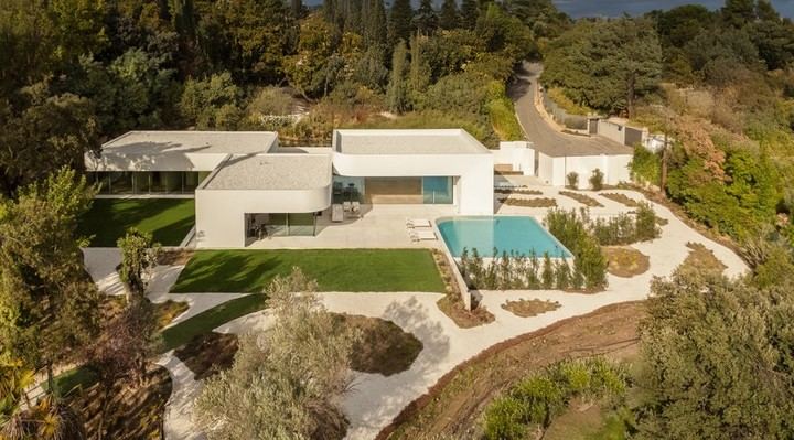 Compra casa en La Moraleja de arquitectura contemporánea y sofisticada.