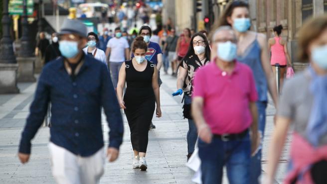 En una terraza, en la piscina, en el supermercado... ¿dónde es más probable contagiarse de coronavirus?