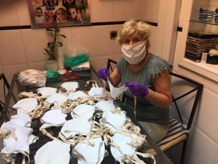 El Ayuntamiento reparte mascarillas donadas por la Fundación Claudio Galeno y cosidas por voluntarias de Alcondas y Sanse
