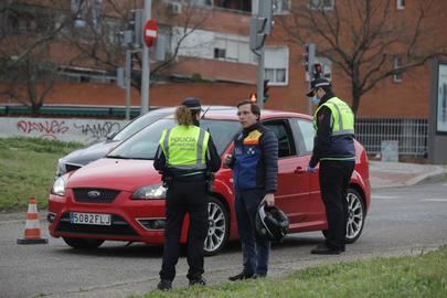 Almeida visita un control de la Policía Municipal situado en la vía de salida de Madrid A-3