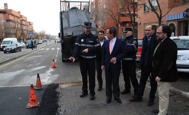 Imagen del Alcalde de la ciudad, Ignacio García de Vinuesa visitando las obras en un lomo de asno de Paseo de la Chopera. Le acompañan Luis Miguel Torres, concejal responsable y Antonio Pardo, Jefe de la Policía Local