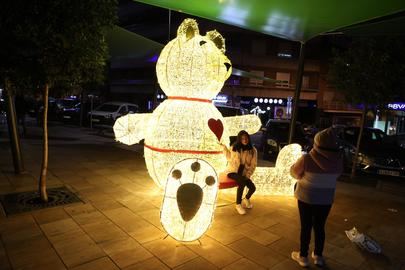 La Navidad ya luce en las calles, rotondas y edificios de Alcobendas