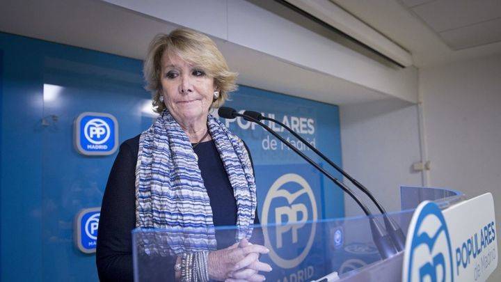 Imagen de Esperanza Aguirre en el momento de su declaración a los medios de comunicación donde presentó su dimisión como Presidenta del PP de Madrid. 