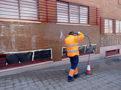 Brigadas antigrafiti para eliminar las pintadas de fachadas