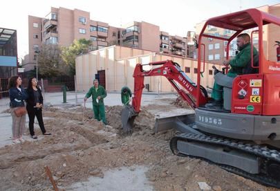 Plantan 17 árboles en el colegio Antonio Machado