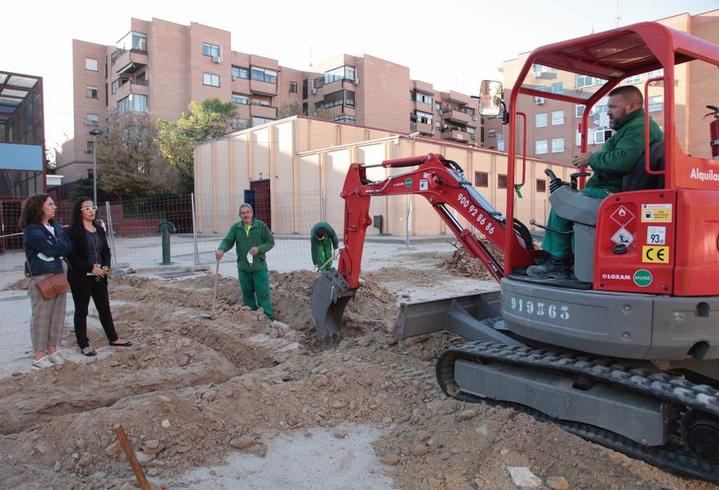 Plantan 17 árboles en el colegio Antonio Machado