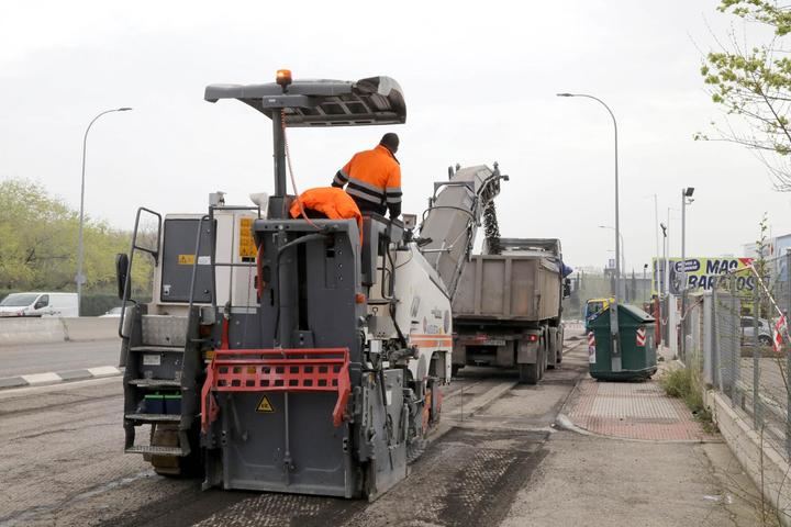 Trabajos de asfaltado en la Avenida de Valdelaparra