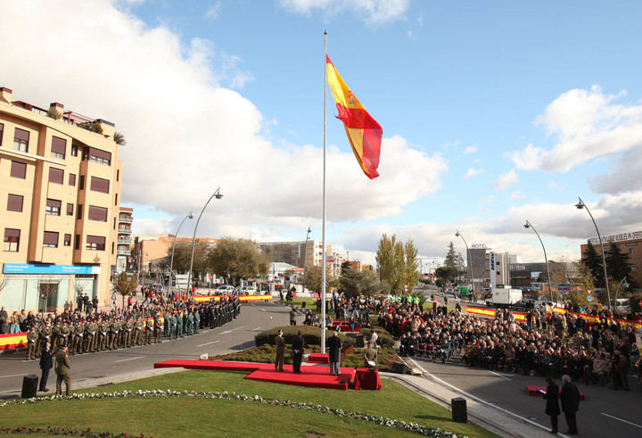 Izada la Bandera de España en la Plaza del Soto