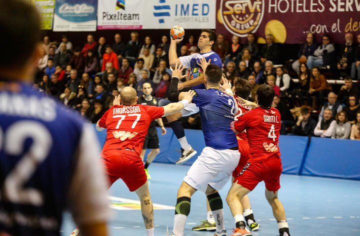 Imagen del partido disputado en el Palacio de Deportes L'illa de Benidorm y en el que el Club Balonmano Alcobendas ganó al Secin Group Balonmano Alcobendas