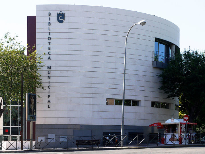 Rastrillo de libros y revistas de segunda mano en la Biblioteca Central de Sanse