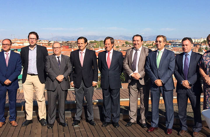 Imagen de organizadores y promotores en el acto de presentación de la campaña en Alcobendas