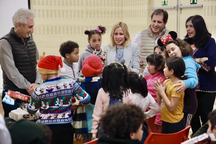 Los niños del proyecto socioeducativo Pecera recibieron regalos navideños