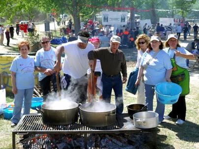 Sanse se prepara para la tradicional caldereta en el Parque de La Marina