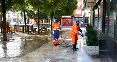 El Ayuntamiento "cede" y aumenta el personal de limpieza