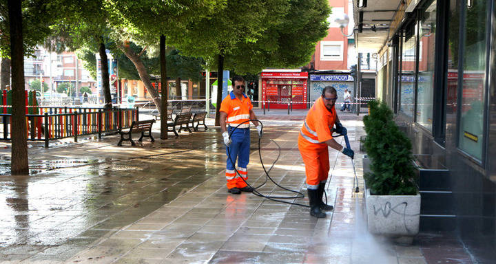 El Ayuntamiento 'cede' y aumenta el personal de limpieza