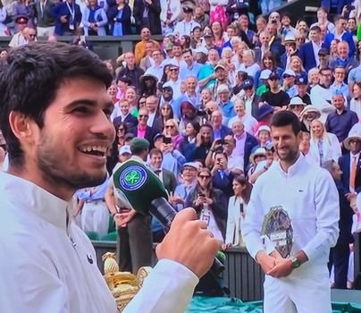Carlos Alcaraz se corona campeón de Wimbledon al derrotar a Novak Djokovic en una final épica