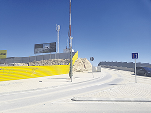 Imagen de la entrada a las nuevas viviendas adosadas que se están construyendo en el principio del Camino Ancho