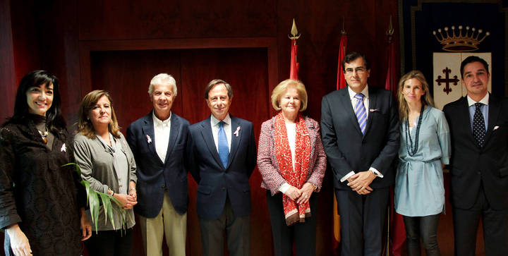 de izquierda a derecha, a Silvia Sanz, directora del Grupo Talía, la concejal de Familia y Protección Social, Mónica Sánchez; a Emilio de Villota, embajador de la Fundación Ana Carolina; al alcalde; a la presidenta de honor de la Fundación Ana Carolina, Nieves Hierro; al concejal de Cultura y Educación, Fernando Martínez; a la gerente de la Fundación Ciudad de Alcobendas, Soledad Lopez de Solé; y a Javier Pérez-Mínguez, director de la Fundación Ana Carolina Díez Mahou. ​