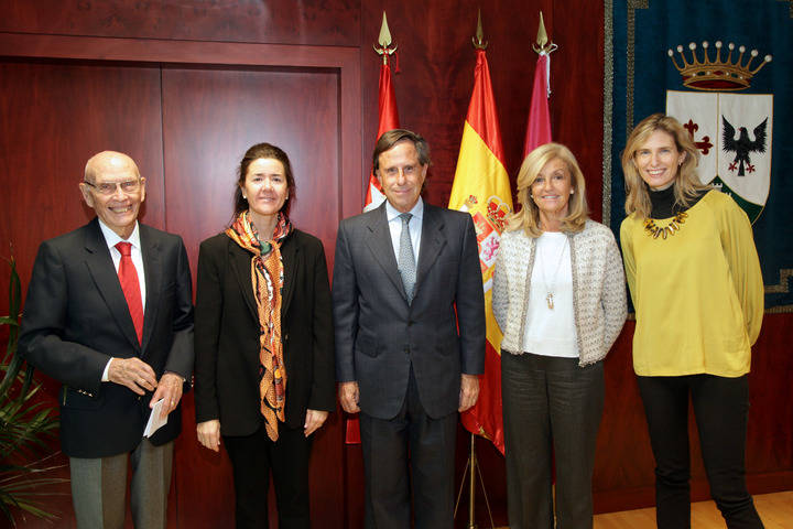 De Iqzda a drcha: Carlos Paya, Presidente de Cruz Roja Madrid,  María Belmonte, Directora General de la Fundación Promoción Social de La Cultura, Ignacio García de Vinuesa, alcalde de Alcobendas, Marife Palacio, Concejal de Cooperación al Desarrollo y Soledad López de Sole, Directora de la Fundación Ciudad de Alcobendas.