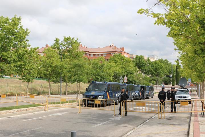 Desalojado el bloque okupado por unas 300 personas, 180 de ellas menores