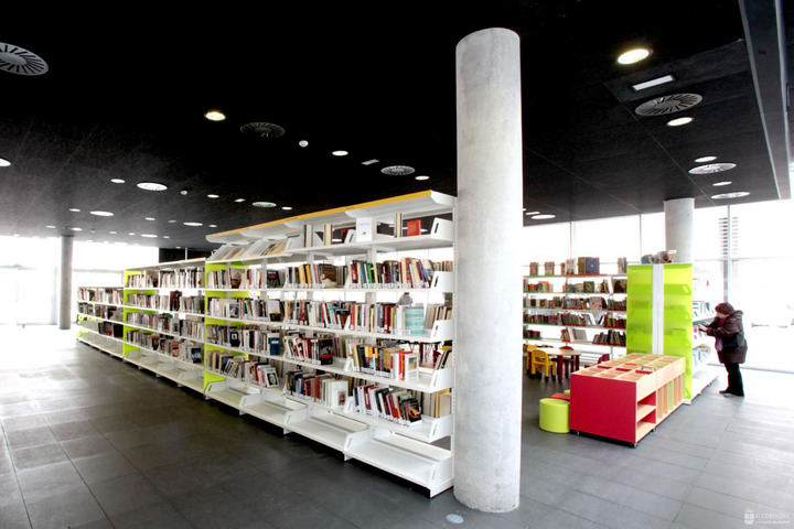 Alcobendas dona 250 libros a la biblioteca `Resistiré´del hospital de campaña de Ifema