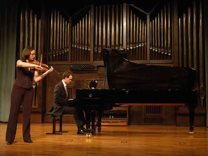 En la imagen vemos a  Héctor J. Sánchez tocando el piano en un dúo con Dobrochna Banaszkiewicz