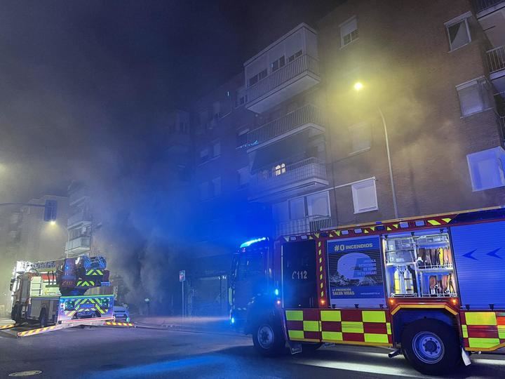 8 intoxicados y 44 viviendas desalojadas por el incendio de un almacén