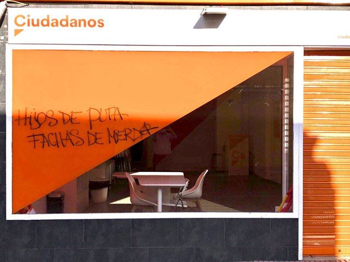 La sede de Ciudadanos en San Sebastián de los Reyes aparece con pintadas e insultos