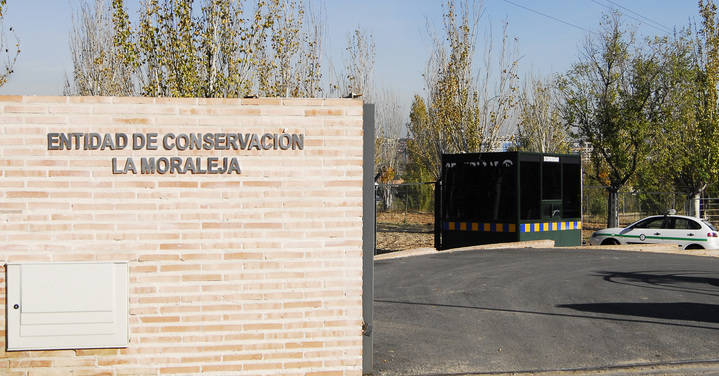 Imagen de la fachada de la Entidad de La Moraleja situada en el Camino de Hoyarrasa