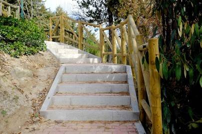 Nueva escalera de acceso al cementerio del Soto