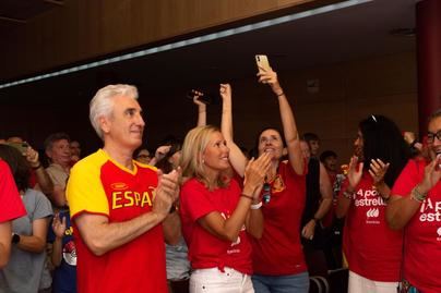 Más de 250 vecinos de Alcobendas disfrutan del triunfo de la Selección Femenina en pantalla gigante