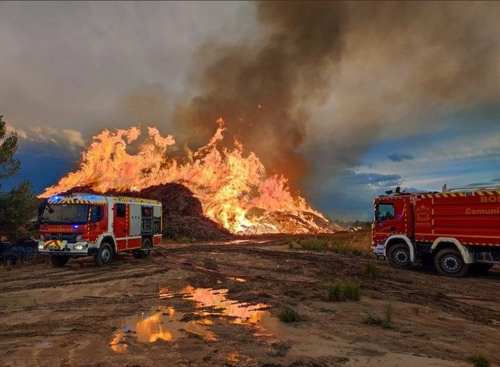 El incendio en la fábrica de compostaje arderá al menos cinco días más