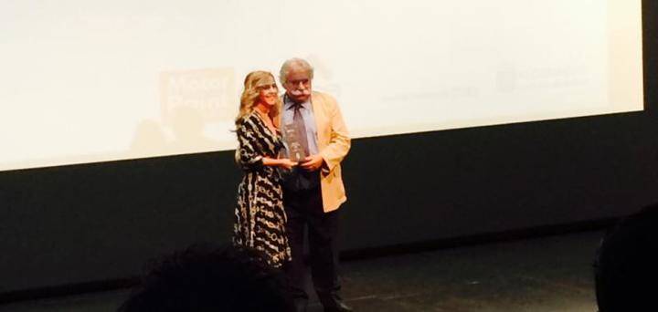 Imagen de Tomás Díaz Valdés. Director de La Tribuna de La Moraleja entregando el premio a Eva Vicente, Directora de Comunicación de Volkswagen y Audi