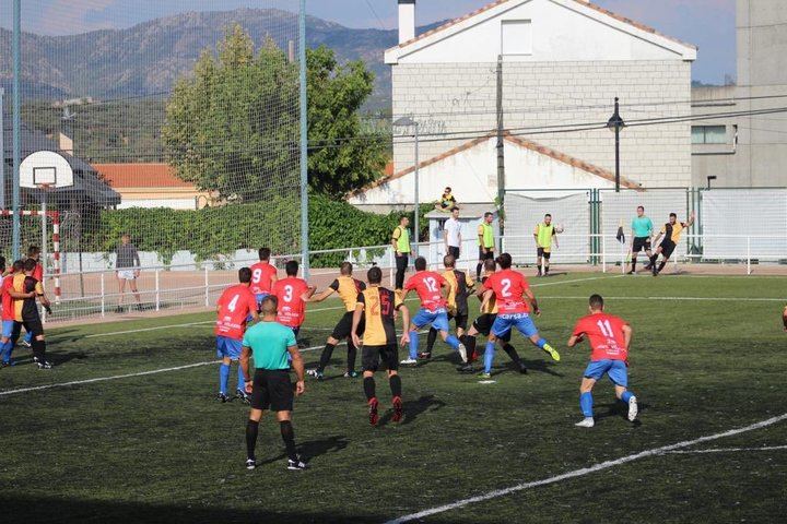 Imagen del partido de ayer disputado en el campo municipal de El Chopo y realizada por el Club Deportivo Galapagar. 