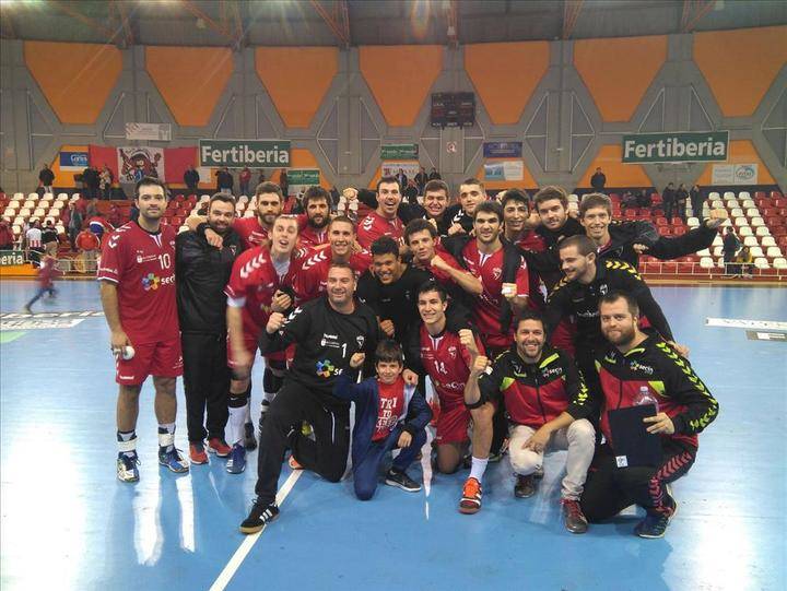 Imagen del Secin Group Balonmano Alcobendas en el pabellón deportivo José Veral de Puerto Sagunto tras conseguir la gesta histórica de pasar a octavos de final de la  43 Copa del Rey