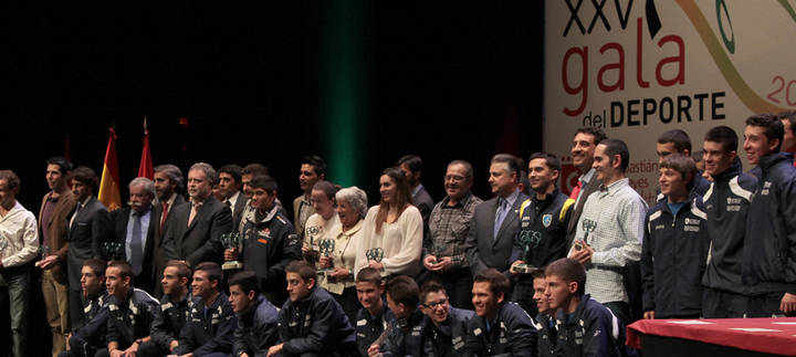 Imagen de la gala del Deporte celebrada en  2012 en Sanse y donde se reconoció la labor comunicativa de La Tribuna de Alcobendas y Sanse