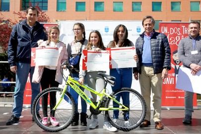 Imagen del equipo del CEIP Federico García Lorca de Educación Primaria que ganó el primer premio de la Gymkana STEM en Alcobendas. A la izquierda vemos al concejal de Educación, Fernando Martínez y a la derecha al alcalde de Alcobendas, Ignacio García de Vinuesa